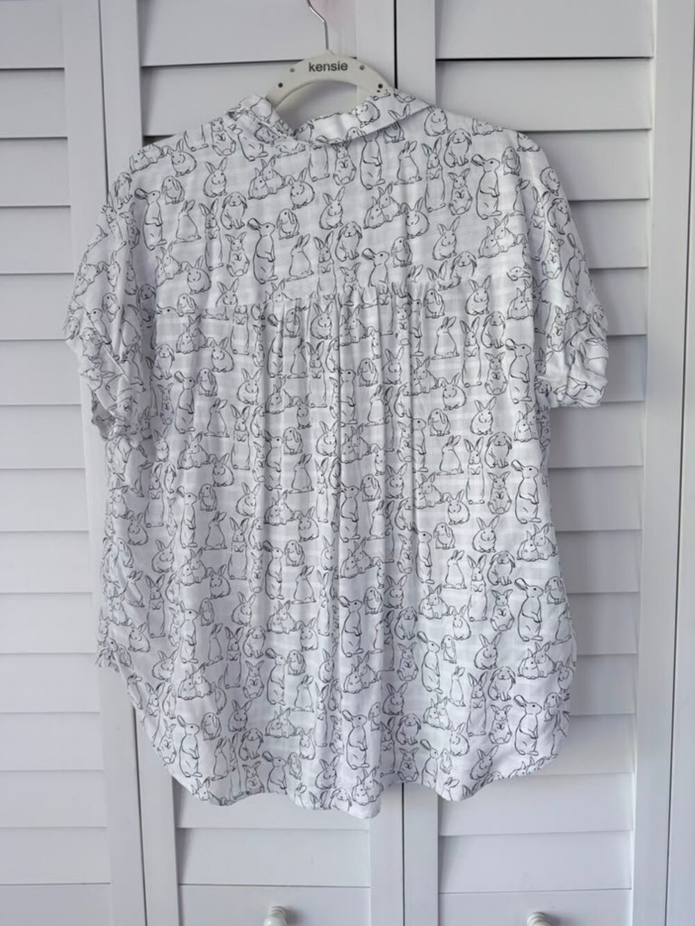 Jane + Delancey Bunny Print Rayon Blouse White Gray Button Front Size M - Picture 4 of 15